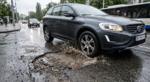 Пробил колесо в яме